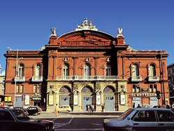 Bari, Teatro Petruzzelli (Facciata)